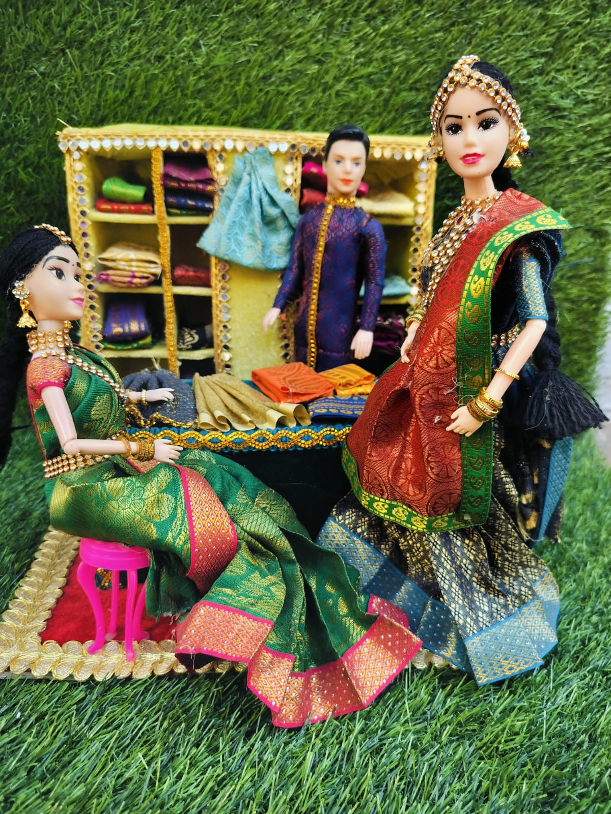 HANDCRAFTED BRIDE SAREE SELECTION PLATTER 
