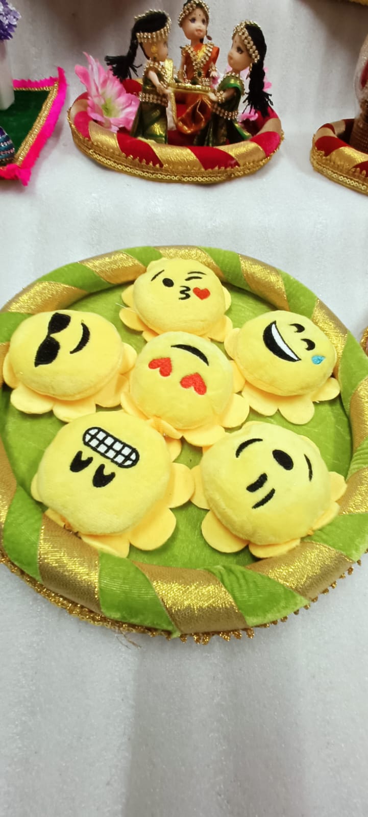 PLATTER WITH SMILY BALLS